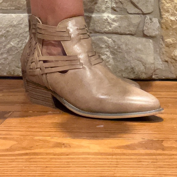 Vintage 93 Sage Strappy Cutout Bootie in tan, women’s size 7 - Picture 9 of 14